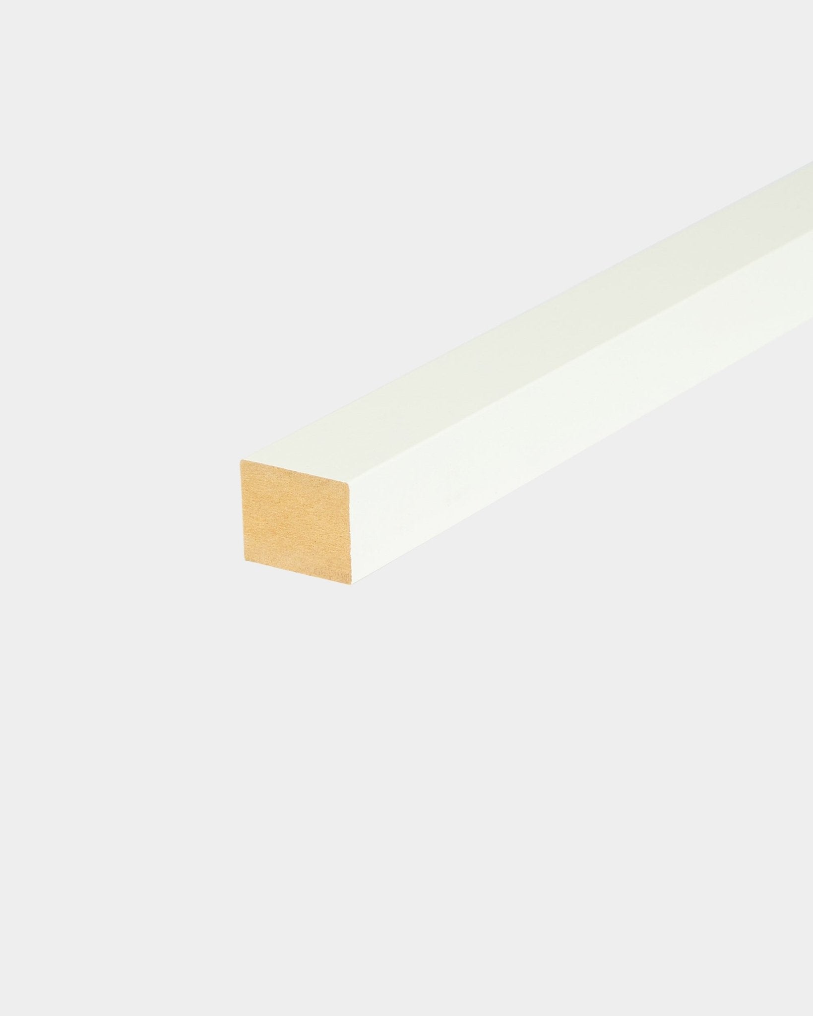 WoodUpp Akupanel End Lamella in Snow, 2.2 cm: long MDF acoustic panel edging with white sides and unfinished end on a plain light gray background.