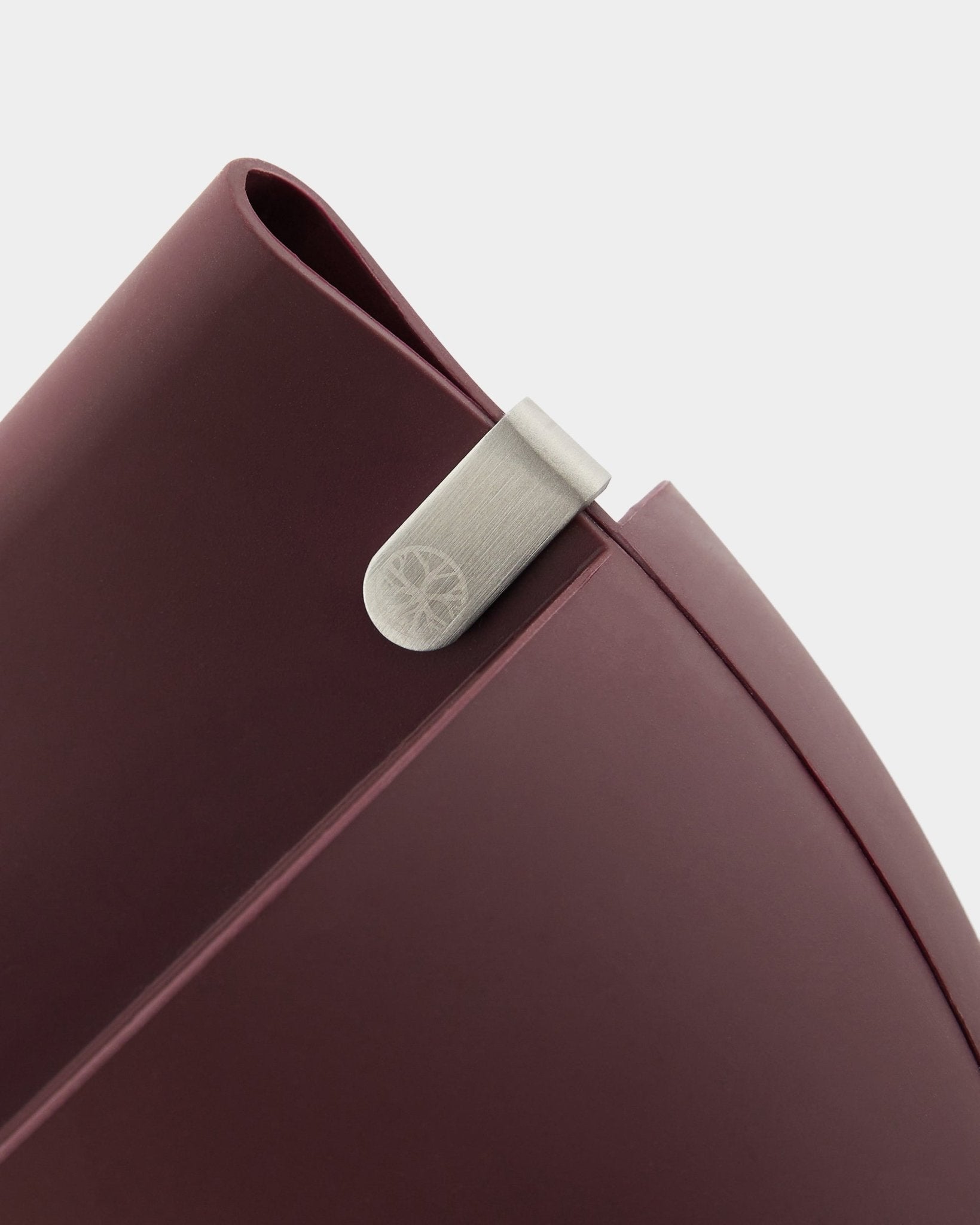 Close-up of WoodUpp Gro Soft Pocket BM2 planter in Ox Red, 4 l capacity, featuring a silver metal clip and engraved logo, on a plain white background.