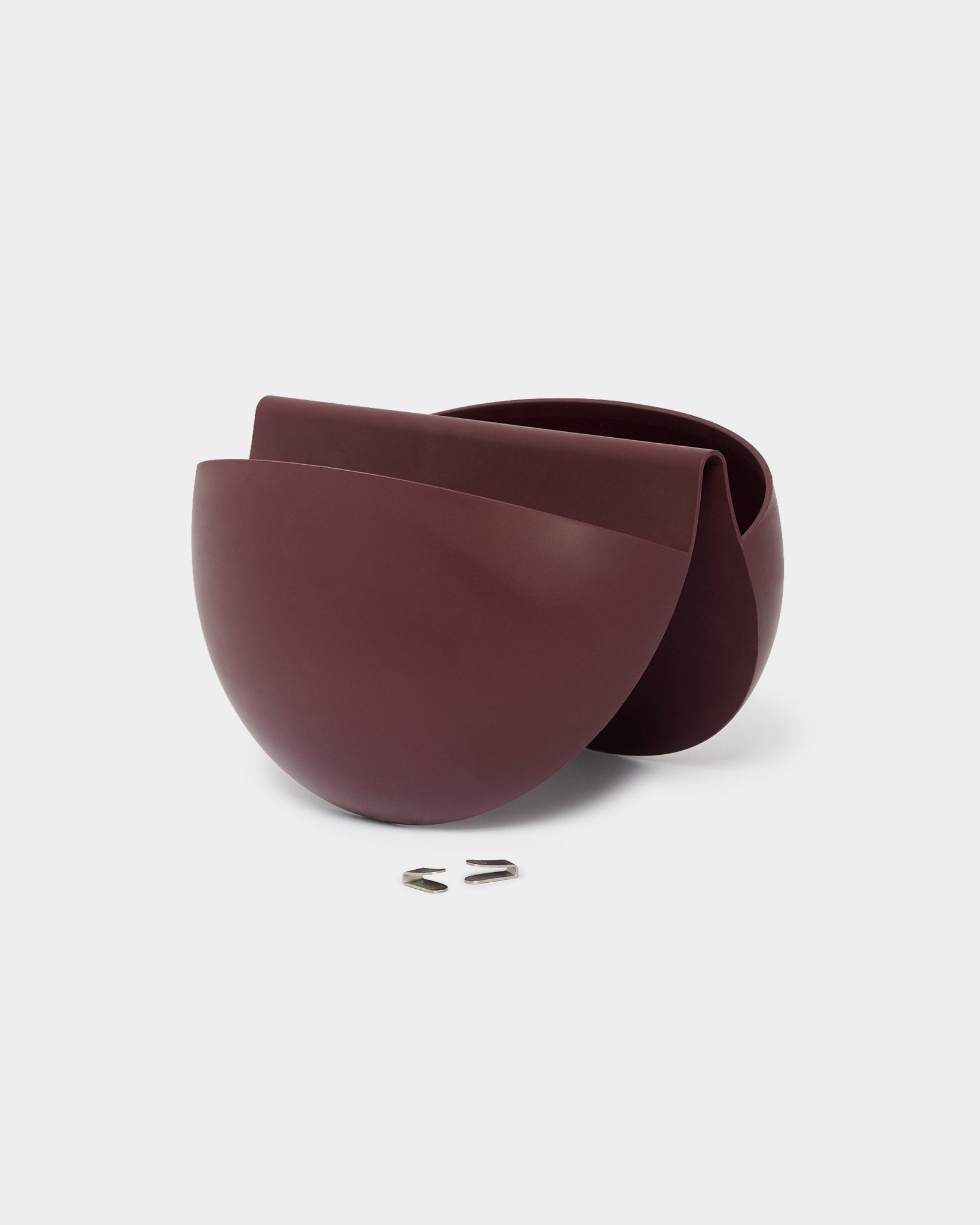 Two WoodUpp Gro Soft Pocket BM2 planters in Ox Red, 4 l capacity, are positioned side by side, each equipped with a metal wall hook for mounting on acoustic panels.