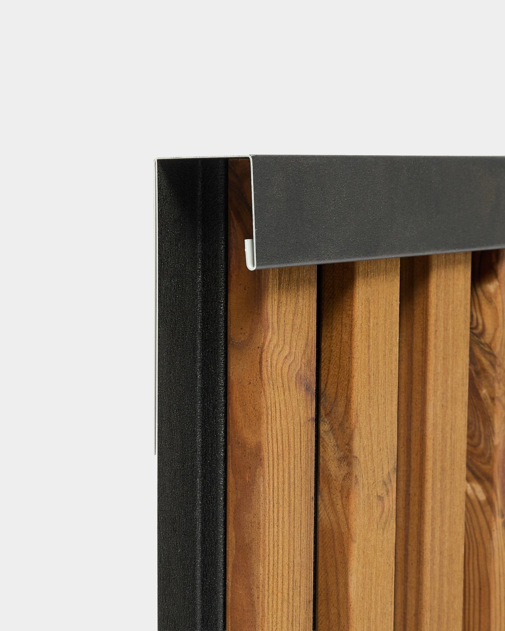 Close-up of WoodUpp Aluwood 240 cm finishing profile with a black aluminum edge for outdoor facade panels, displayed on a white background.